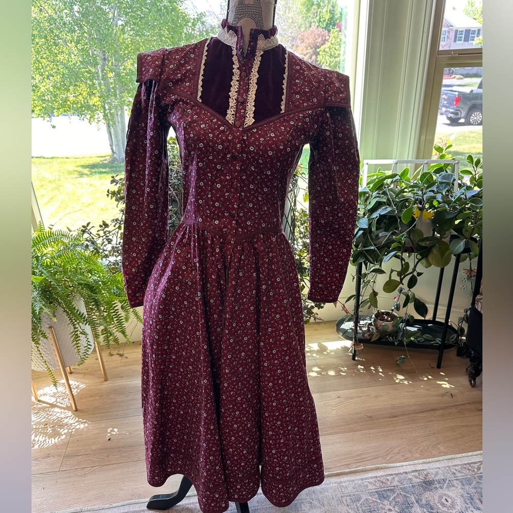 Gunne Sax Jessica McClintock Burgundy Floral Midi Dress with Lace Trim Cottage